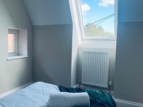 Ένα ή περισσότερα κρεβάτια σε δωμάτιο στο Cozy 3 Bed Thetford Home with WiFi Sleeps 5 Comfortably