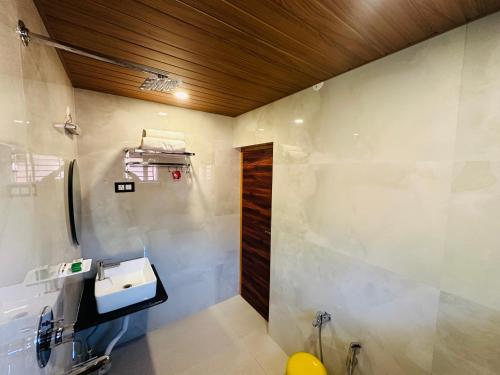 Koupelna v ubytování Shri Katyayani Palace