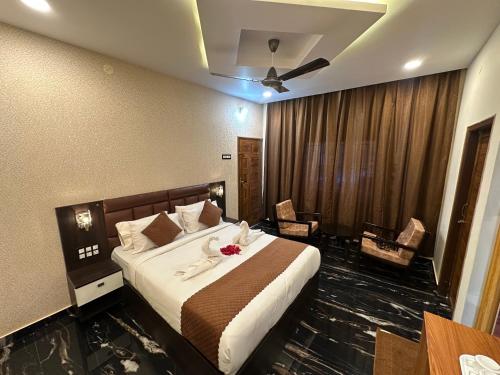 Postel nebo postele na pokoji v ubytování Shri Katyayani Palace