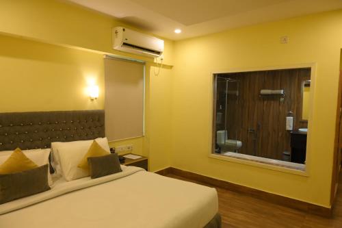 Una cama o camas en una habitación de The Citi Residenci Hotel, Bidhannagar
