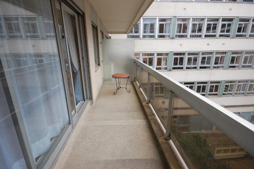 une passerelle dans un bâtiment avec une table au milieu dans l'établissement Studio Paris near Invalides Unesco Eiffel Tower Montparnasse, à Paris
