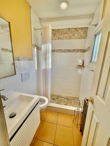 a bathroom with a shower and a sink and a toilet at MOTEL House in Newark