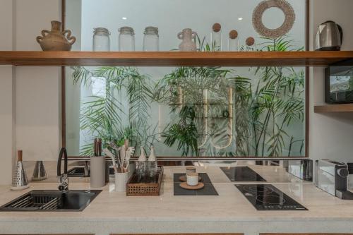 Alpha Villas Pererenan by Blacksandにあるキッチンまたは簡易キッチン
