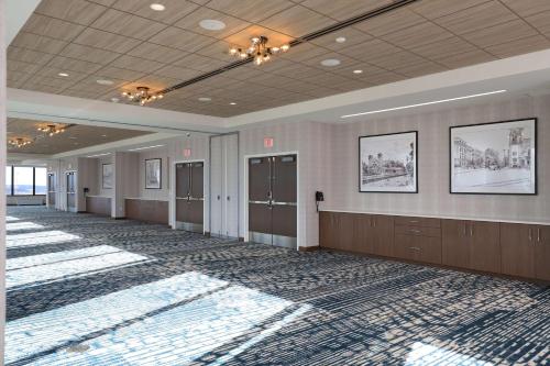 a large room with a hallway with a hallwayngthngthngthngthngthngthngth at Doubletree By Hilton Battle Creek in Battle Creek