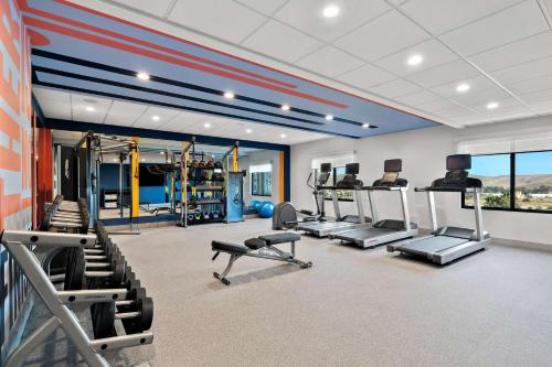 Fitness centrum a/nebo fitness zařízení v ubytování Hampton Inn & Suites Corona, Ca
