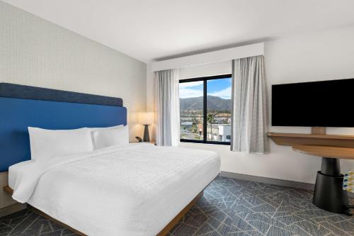 Postel nebo postele na pokoji v ubytování Hampton Inn & Suites Corona, Ca