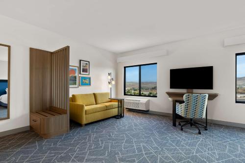 TV a/nebo společenská místnost v ubytování Hampton Inn & Suites Corona, Ca