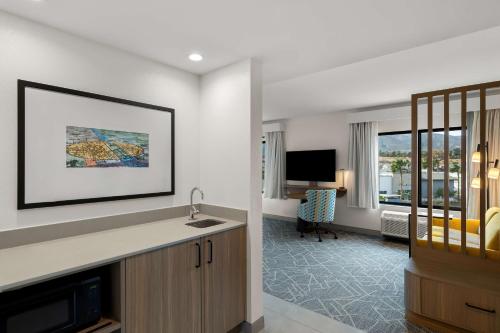 TV a/nebo společenská místnost v ubytování Hampton Inn & Suites Corona, Ca