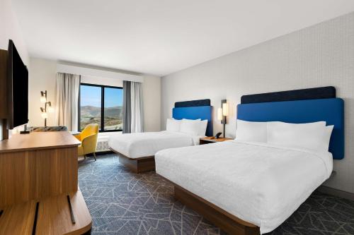 Postel nebo postele na pokoji v ubytování Hampton Inn & Suites Corona, Ca