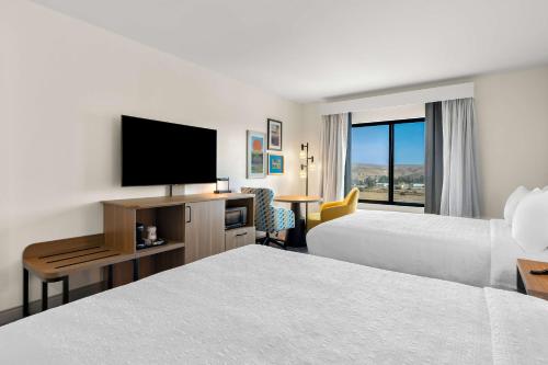 Postel nebo postele na pokoji v ubytování Hampton Inn & Suites Corona, Ca