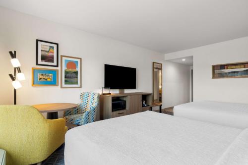 Postel nebo postele na pokoji v ubytování Hampton Inn & Suites Corona, Ca