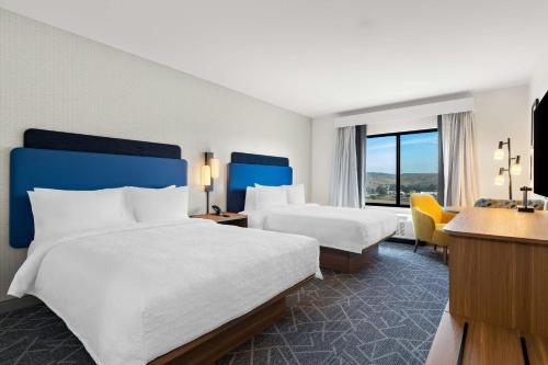 Postel nebo postele na pokoji v ubytování Hampton Inn & Suites Corona, Ca