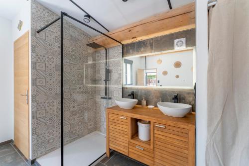 un baño con dos lavabos y una ducha en Mas de l'Acqueduc, en Le Barroux