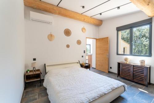 Un dormitorio con una cama grande y una ventana en Mas de l'Acqueduc, en Le Barroux