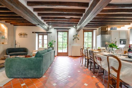 un salon avec un canapé et une table dans l'établissement Moulin Bondon, group cottage - 14 beds, à Graçay