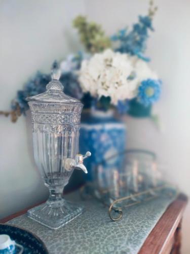 a glass vase sitting on top of a table at Repos à Ribérac B&B in Ribérac