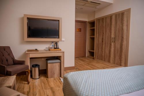 TV a/nebo společenská místnost v ubytování Mari Suites Hotel