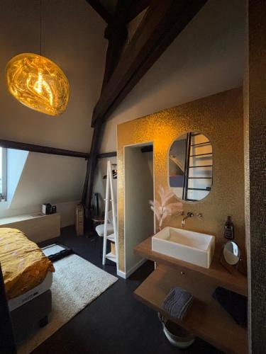 a bedroom with a sink and a bed and a mirror at B&B Het Havenhuis in Bruges