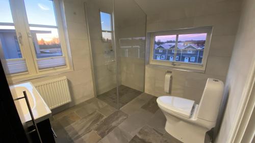 a bathroom with a toilet and a shower at Villa Sjöbris - Lake Vänern in Ängenäs
