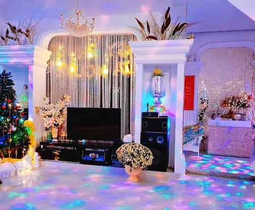 TV a/nebo společenská místnost v ubytování Biệt Thự cao cấp Lâu Đài Nhỏ Đà Lạt - Little Castle Da Lat Villa