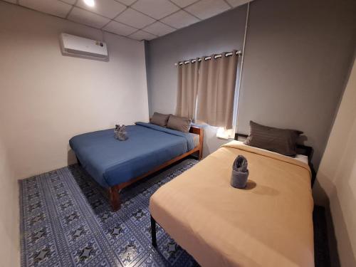 a small room with two beds and a window at Slumberland at Pai in Pai