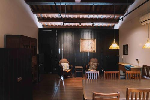 a dining room with two chairs and a table at 洛津做夢-鹿港包棟民宿 Lok-tin Choe-bang House in Lugang
