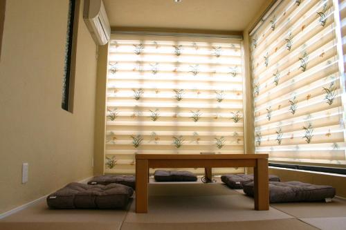 a room with a window with a wooden window blind at 916旅の宿 in Fujiyoshida