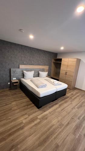 Postel nebo postele na pokoji v ubytování Hotel am Kirschberg