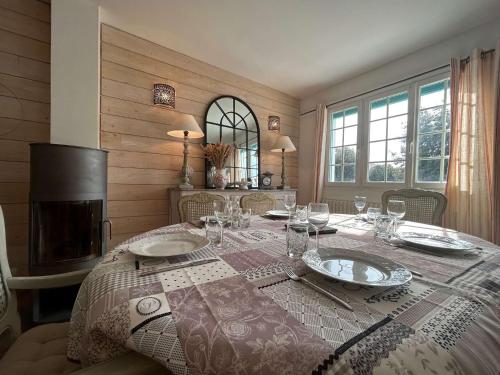 une salle à manger avec une table et une cheminée dans l'établissement Mais 5 pièces CHATELAILLON PLAGE - CL000-085, à Châtelaillon-Plage