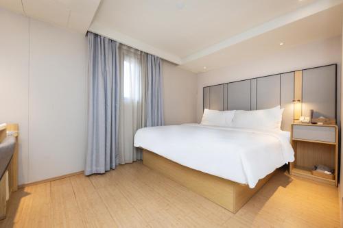Letto o letti in una camera di Ji Hotel (Shanghai Bund Ningbo Road)