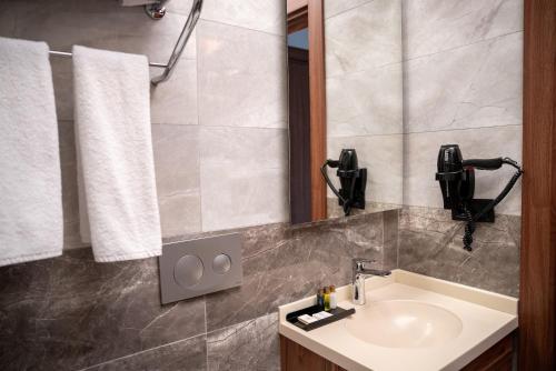 Koupelna v ubytování Mari Suites Hotel