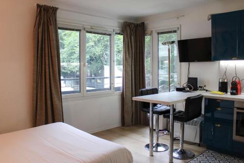 Photo de la galerie de l'établissement LUMINEUX Studio de 29m avec WIFI proche de PARIS, à Issy-les-Moulineaux