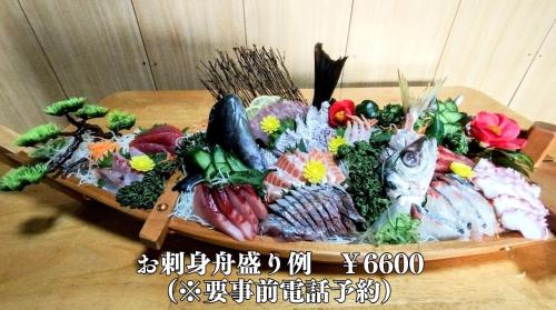 大島にあるゲストハウスKOIZUMIの木の皿