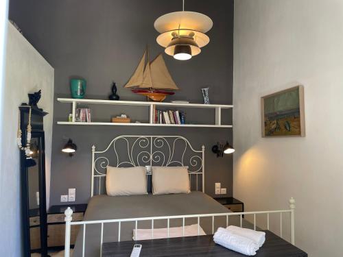 ein Schlafzimmer mit einem Bett mit weißem Kopfteil in der Unterkunft Romantic Lemonia Cottage in Skopelos