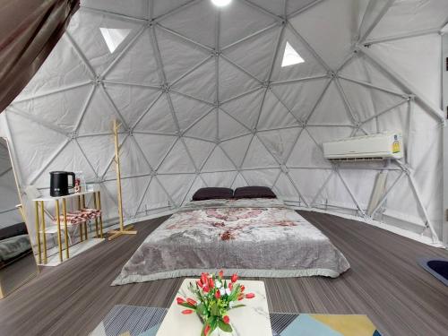 a bedroom with a bed in a tent at Ploy&Praew โดม 1 in Ban Sop Mae Klang