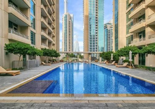 Piscina di Luxurious 2-bedroom Apartment in Downtown with Burj Khalifa View o nelle vicinanze