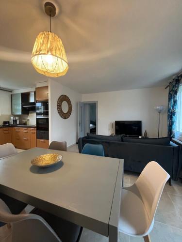 une salle à manger et un salon avec une table et des chaises dans l'établissement La Casita, 3 mn du ZooParc de Beauval, à Saint-Aignan