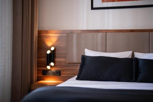 Postel nebo postele na pokoji v ubytování Mari Suites Hotel