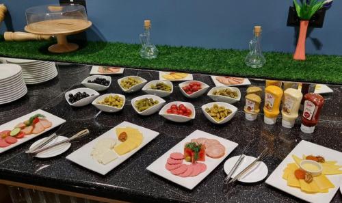 Rivana Boutique Hotel في طشقند: طاولة مليئة بالأطباق وأوعية الطعام