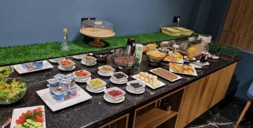 Rivana Boutique Hotel في طشقند: بوفيه اصناف الاكل كثيره على كاونتر