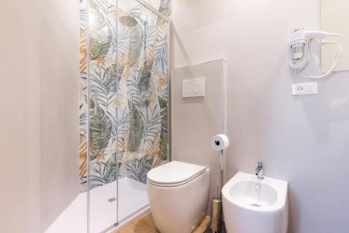 une salle de bain avec toilettes et rideau de douche dans l'établissement Azur BnB, à Nice