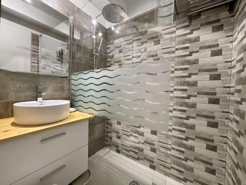 une salle de bain avec un lavabo et une douche dans l'établissement Appartement 3 pièces 4 couchages SAINT-PIERRE D'OLERON SPO000-160, à Saint-Pierre-dʼOléron