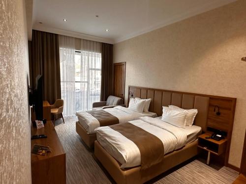 pokój hotelowy z dwoma łóżkami i dużym oknem w obiekcie Rivana Boutique Hotel w Taszkiencie