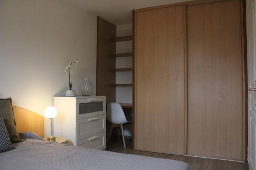 - une chambre avec un placard, un lit et un bureau dans l'établissement Appt 2 pièces LA ROCHELLE - LR010-110, à La Rochelle