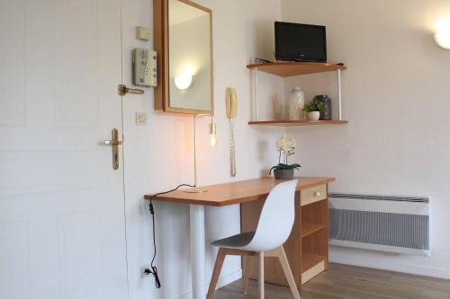 Cette chambre comprend un bureau avec une chaise et un miroir. dans l'établissement Appt 2 pièces LA ROCHELLE - LR010-110, à La Rochelle