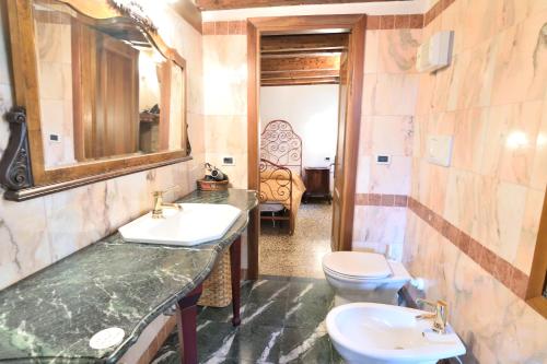 a bathroom with two sinks and a toilet at Papa Paolo II in Venice