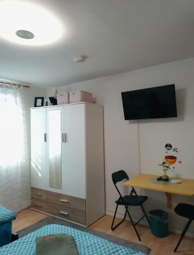 Телевизор и/или развлекательный центр в Privatzimmer Landblick