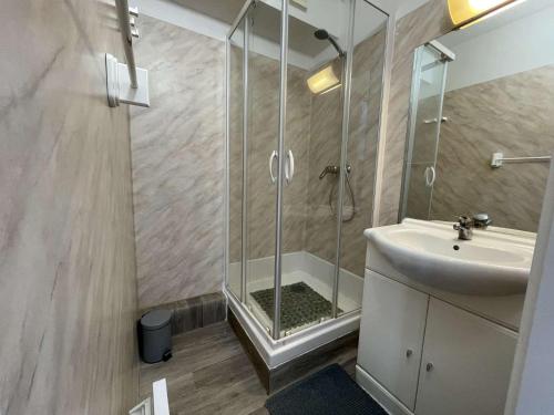 une salle de bain avec une douche en verre et un lavabo dans l'établissement Appt 2 pièces LA ROCHELLE - LR030-B225Z, à La Rochelle