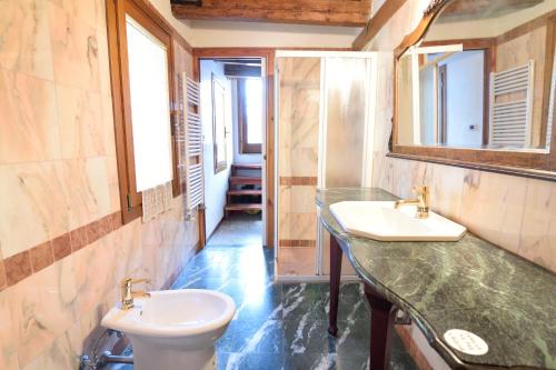 a bathroom with two sinks and a toilet at Papa Paolo II in Venice
