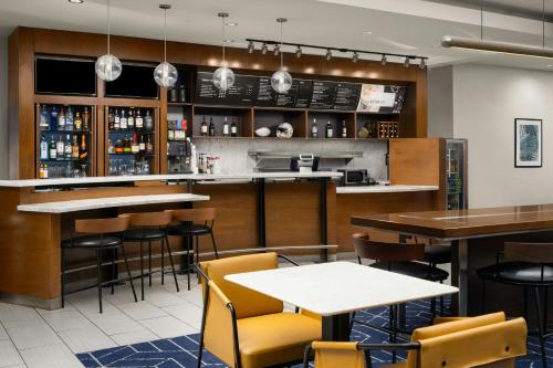 a bar in a restaurant with tables and chairs at Courtyard by Marriott Sunnyvale Silicon Valley in Sunnyvale